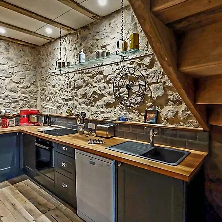 Beautifully Renovated Barn بيت للعطل Lunac